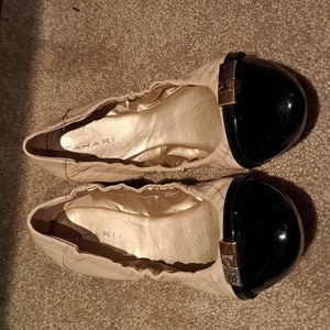 Tahari Glenda size 7 flats